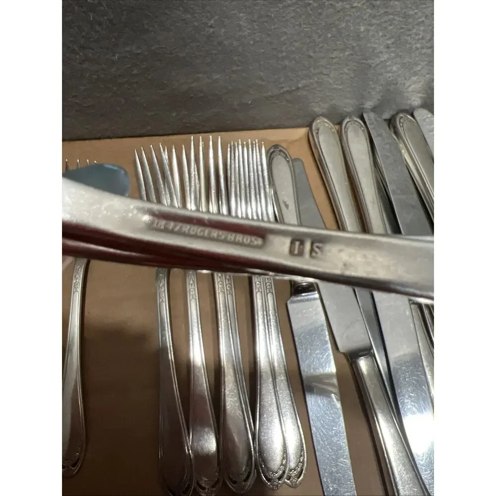 Vintage 1847 Rogers Bros IS LOVELACE Silverplate Flatware & Serving 32 Pc